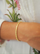 Load image into Gallery viewer, 3D Floral Detailing Slip on Bangle (4MM wide, 60x49MM)